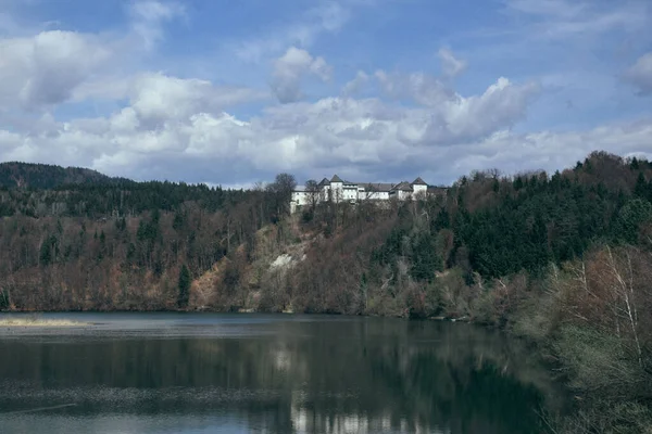 Serine Lake Italy Reflecting Dark Green Trees Stout Medieval Castle — Stock Photo, Image