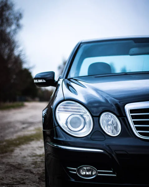 Azul Mercedes Benz Classe W211 Com Luz Frontal Polónia — Fotografia de Stock