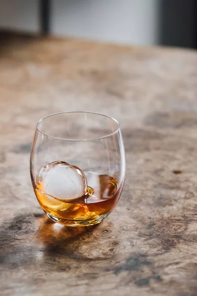 Glass Dram Whiskey Whisky Sphere Ice Burl Wood Table — Foto Stock