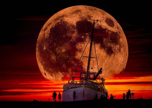 Una Vista Panorámica Una Nave Con Luna Brillante Fondo Cielo — Foto de Stock