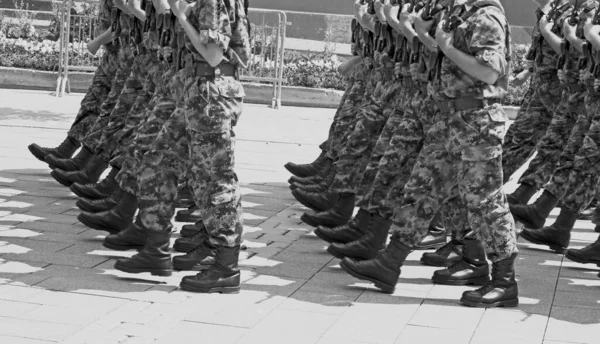 Nærbilde Militærstøvler Som Marsjerer Formasjon – stockfoto