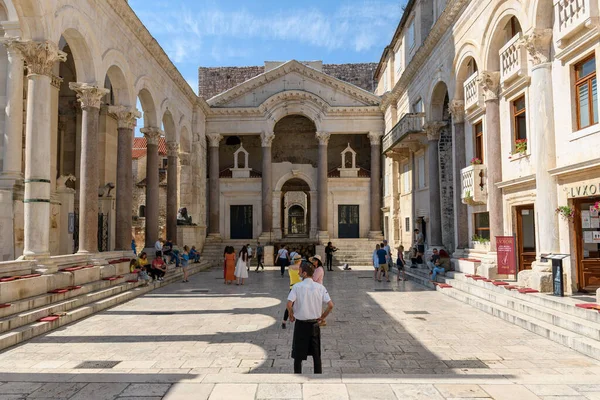Hırvatistan 'ın Split kentindeki Peristyle of Diocletian' s Palace 'da bazı kişiler ve turistler