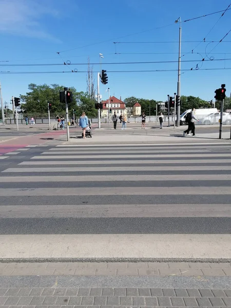 Zebranın, Zelta caddesinde yürüyen ve geçen insanların dikey görüntüsü..