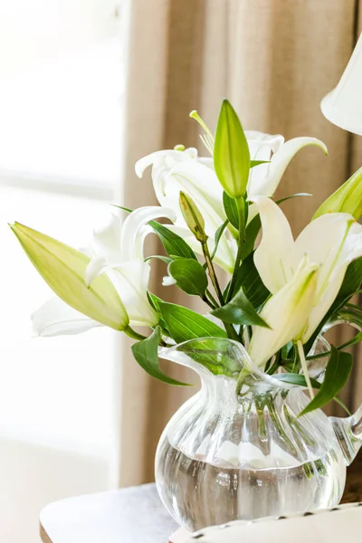 Vazodaki beyaz zambak çiçekleri