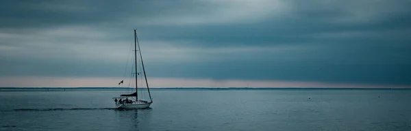 Eine Panoramische Monochrome Aufnahme Eines Einsamen Segelbootes Das Meer Geparkt — Stockfoto