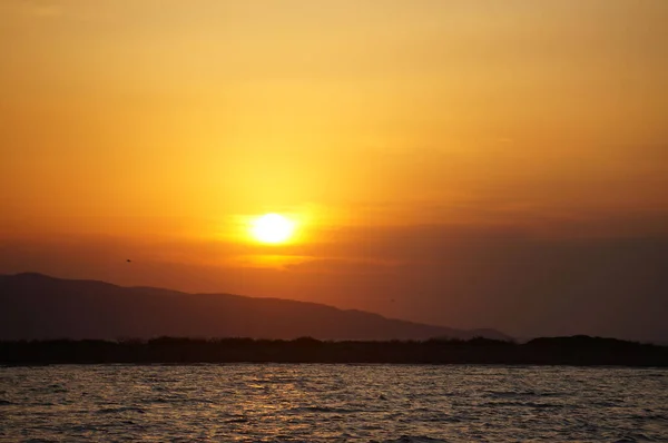 Una Vista Mozzafiato Sul Tramonto Arancione Sull Oceano Increspato — Foto Stock