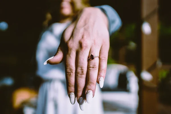 Selective Focus Shot Female Hand Wedding Ring — Foto de Stock