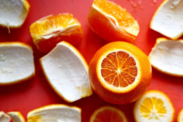 Top View Peeled Orange Slices Zests Red Background — Stock Photo, Image