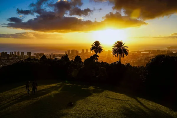 Απολαμβάνοντας Sunset Θέα Honolulu Skyline Από Tantalus Point — Φωτογραφία Αρχείου