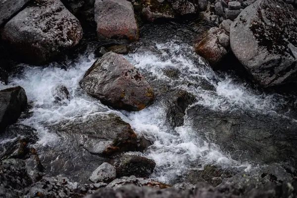 Kayalıklardaki bir derenin yüksek açılı görüntüsü.