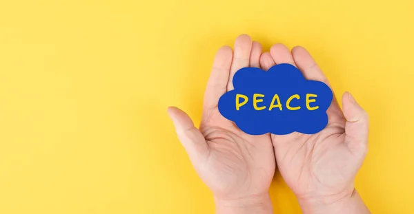 Eine Blaue Wolke Mit Dem Wort Frieden Den Händen Halten — Stockfoto
