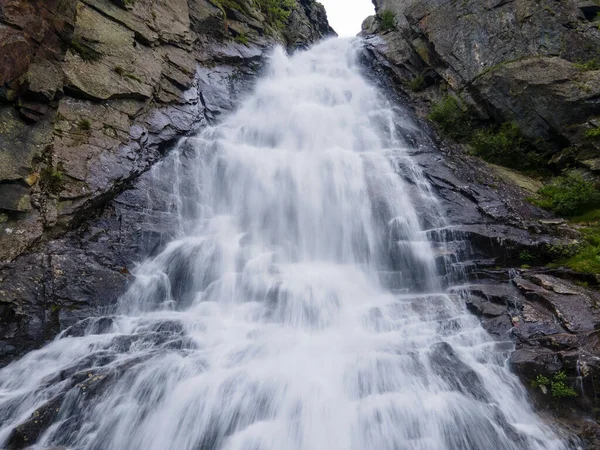 Uma Bela Vista Uma Cachoeira Rochas Uma Floresta Dia Ensolarado — Fotografia de Stock