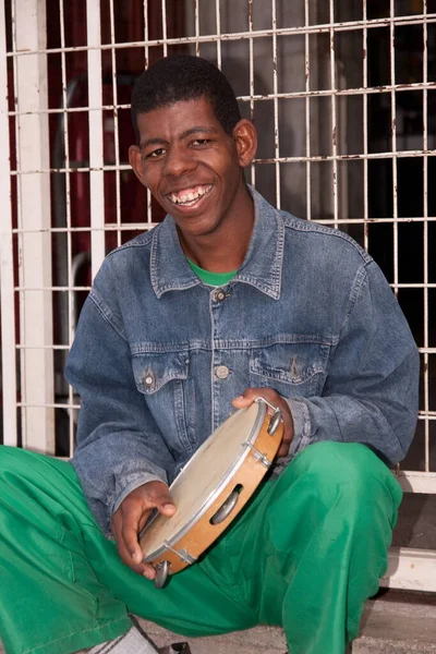 Plano Vertical Joven Negro Sonriendo Mientras Toca Musical Tamborine Calle — Foto de Stock