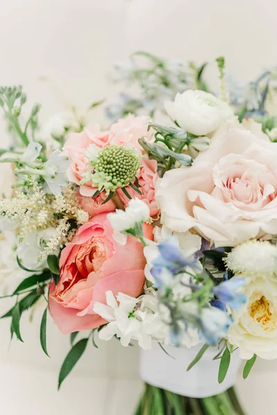 Güllü bir gelin buketinin yakın çekimi