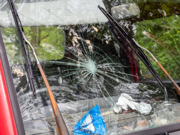 Parabrisas Roto Una Camioneta Vieja Con Limpiaparabrisas Desgastados Oxidados — Foto de Stock