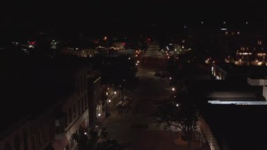 Naperville, Illinois, ABD 'de gece vakti rastgele bir caddenin hava görüntüsü