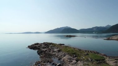 Norveç 'in kuzeyindeki Senja adasındaki sakin denizlerde deniz kanosunun insansız hava aracı yüzüyor..