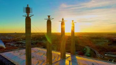 Kansas City, Missouri 'de günbatımında gökyüzü arka planında yüksek binaların görüntüsü.