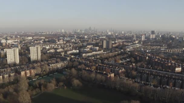 Een Luchtfoto Van Gebouwen Een Moderne Stad Een Zonnige Ochtend — Stockvideo