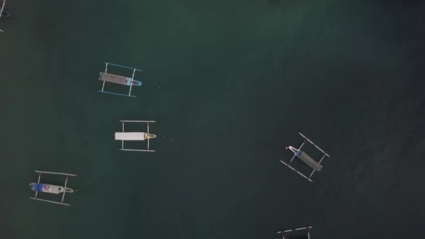 Metraje Aéreo Barcos Navegando Océano Cerca Playa — Vídeos de Stock