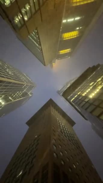 Uma Filmagem Baixo Ângulo Quatro Edifícios Modernos Durante Tempo Nevado — Vídeo de Stock