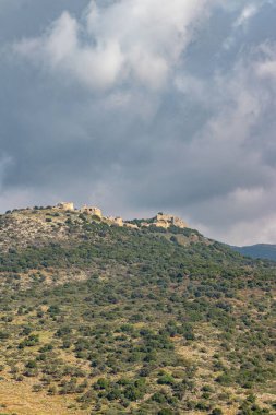 Bir tepenin zirvesinde antik kalıntıların dikey bir görüntüsü.