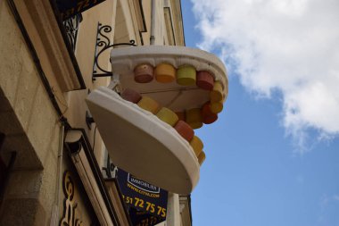 Fransa 'nın Nantes kentindeki bir binada asılı duran takma dişlerin düşük açılı bir çekimi.