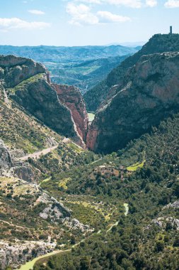 Arka planda Caminito del Rey 'in olduğu güzel bir dağ manzarası.