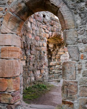 Kemerli antik taş bir kalenin dikey görüntüsü.