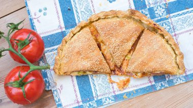 Geleneksel turta, ahşapla kaplanmış pizza.