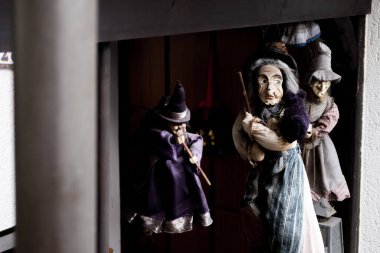 Ahşap bir yüzeye yakın plan ve bulanık arka plan.