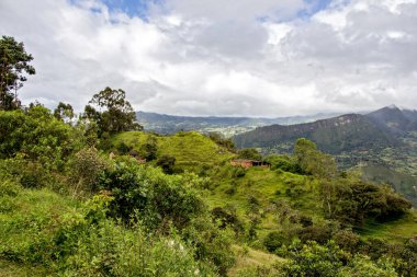 Bulutlu bir günde kırsal tepelerin manzarası