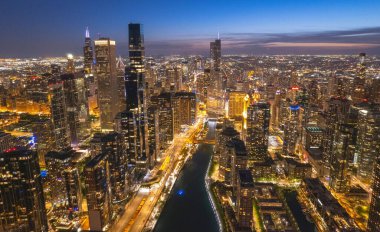 Chicago Nehri 'nin kuş bakışı görüntüsü Illinois' deki gökdelenlerden gece boyunca akıyor.