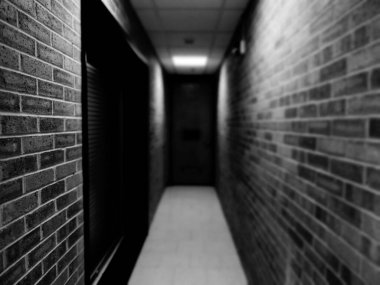 Siyah beyaz bir sanat binasında bir koridor.