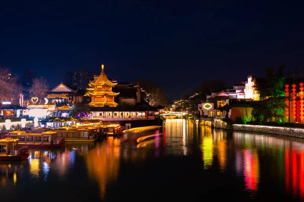 风黄古城 凤凰古城 的夜景映照在水面上 — 图库照片
