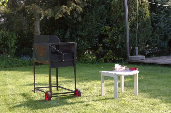 Een Natuurlijk Uitzicht Barbecue Grill Tafel Achtertuin — Stockfoto