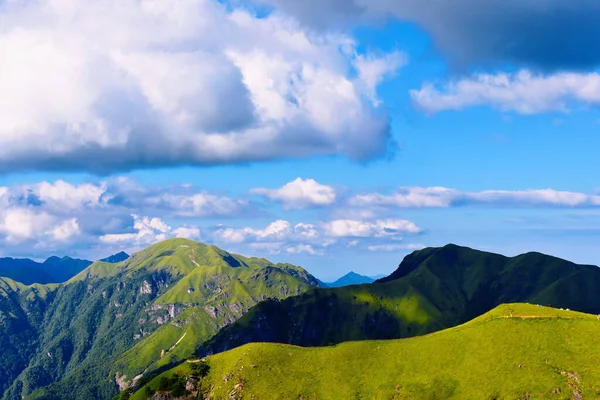 Güneşli bir günde güzel dağların havadan görünüşü