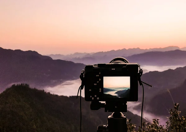 Primo Piano Una Fotocamera Professionale Con Montagne Sullo Sfondo — Foto Stock