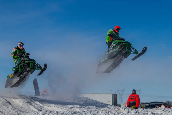 Kar Motosikletlileri Pistin Üzerinde Zıplıyorlar Kar Motosikletinde Sporcuydu Kış Yarışması — Stok fotoğraf