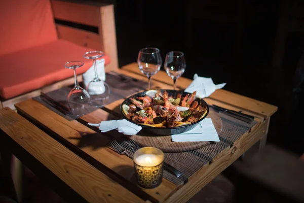 テーブルの上の新鮮なパエリア料理 — ストック写真