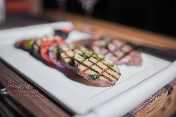 Plate Grilled Beef Meat Grilled Slices Potatoes Tomatoes Onions — Stock Photo, Image