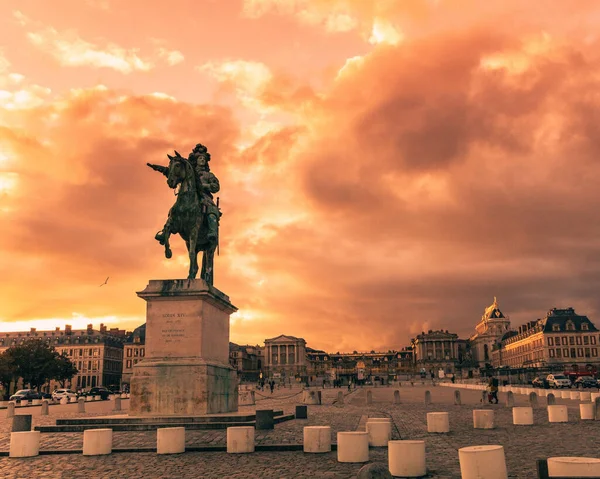 Monochromatyczne Ujęcie Posągu Ludwika Xiv Place Bellecour Lyon Francja — Zdjęcie stockowe
