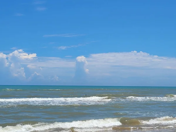 Yazın Güzel Bir Sahil Parlak Mavi Deniz Dalgalarıyla — Stok fotoğraf