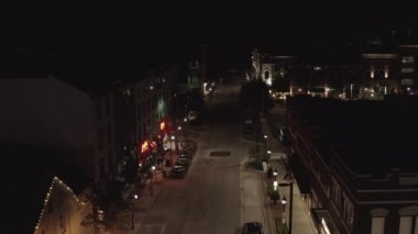 Naperville, Illinois, ABD 'deki bir yerleşim bölgesinin gece hava görüntüsü.