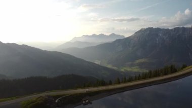 Yeşil Alpler ve Leogang Gölü 'nün güzel insansız hava aracı görüntüleri. Avusturya.