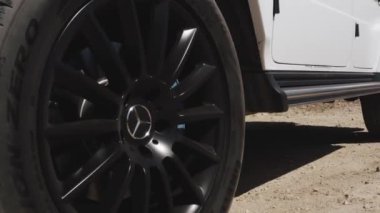 Beyaz G-Wagon Mercedes arabası kumlu bir çölde