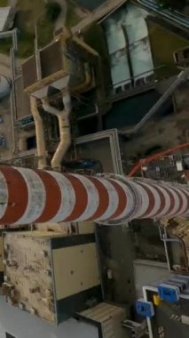 FPV İHA Turbigo Italia 'da fabrika bacasına dalıyor. Dikey