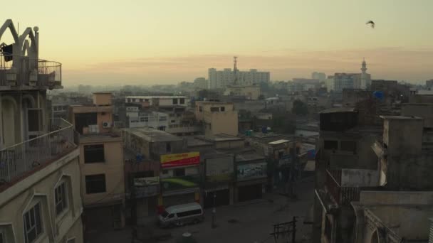 パキスタンの街並みの上から下へのゆっくりとした動き — ストック動画
