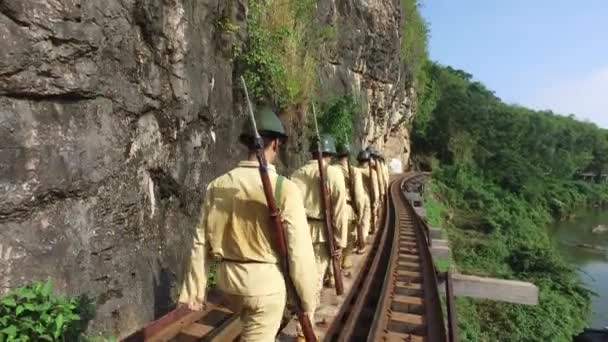Εναέρια Πλάνα Στρατιωτών Που Περπατούν Στο Σιδηρόδρομο Της Βιρμανίας Στο — Αρχείο Βίντεο