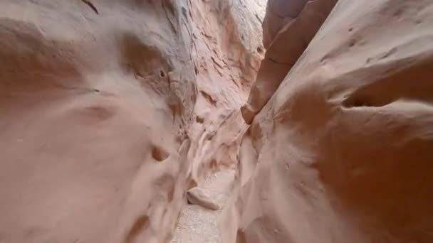 Långsam Rörelse Mellan Klippformationer Goblin Valley State Park Blå Ljus — Stockvideo